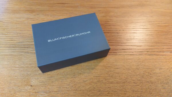 Geschlossene BFR-Box auf einem Holztisch