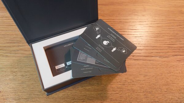 Geöffnete BFR-Box mit mehreren Seminarkarten